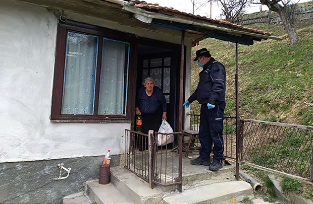 Помоћ полицајаца старијим суграђанима